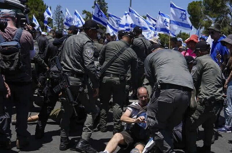 Zionist forces clash with anti-Netanyahu protesters again